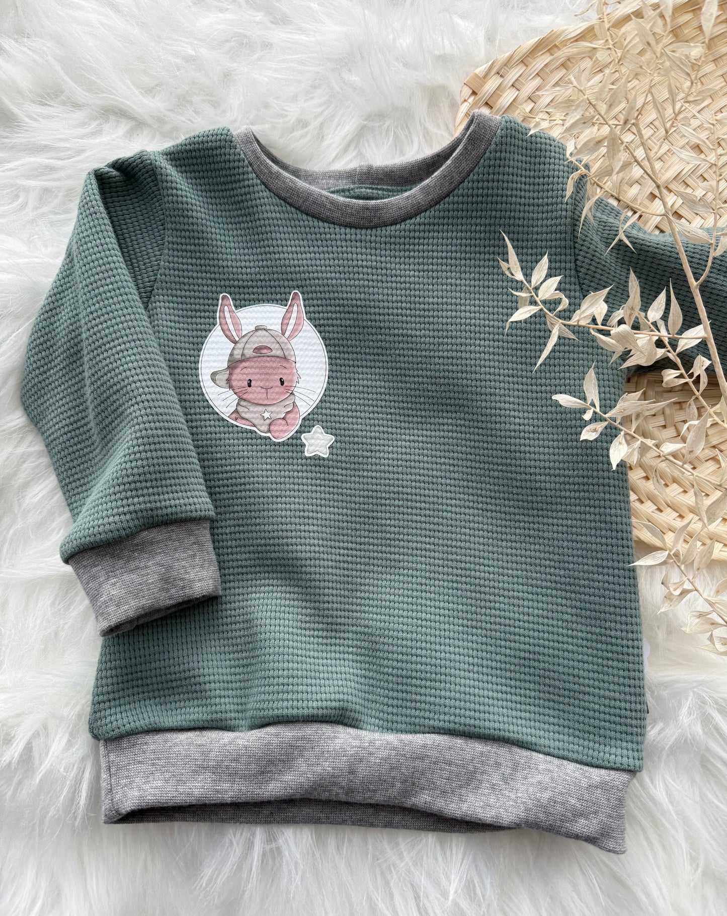 Pullover mit Hasen-Bügelbild in blaugrau / Gr. 74