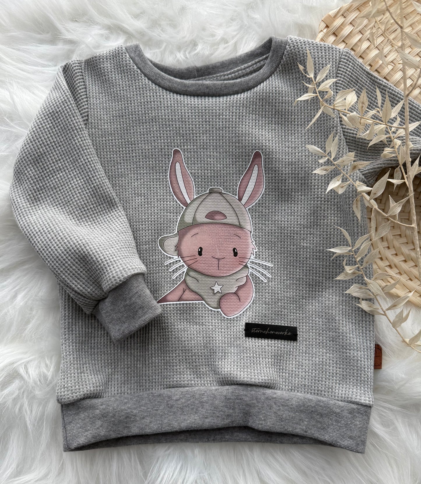Pullover mit Hasen-Bügelbild in grau / Gr. 80